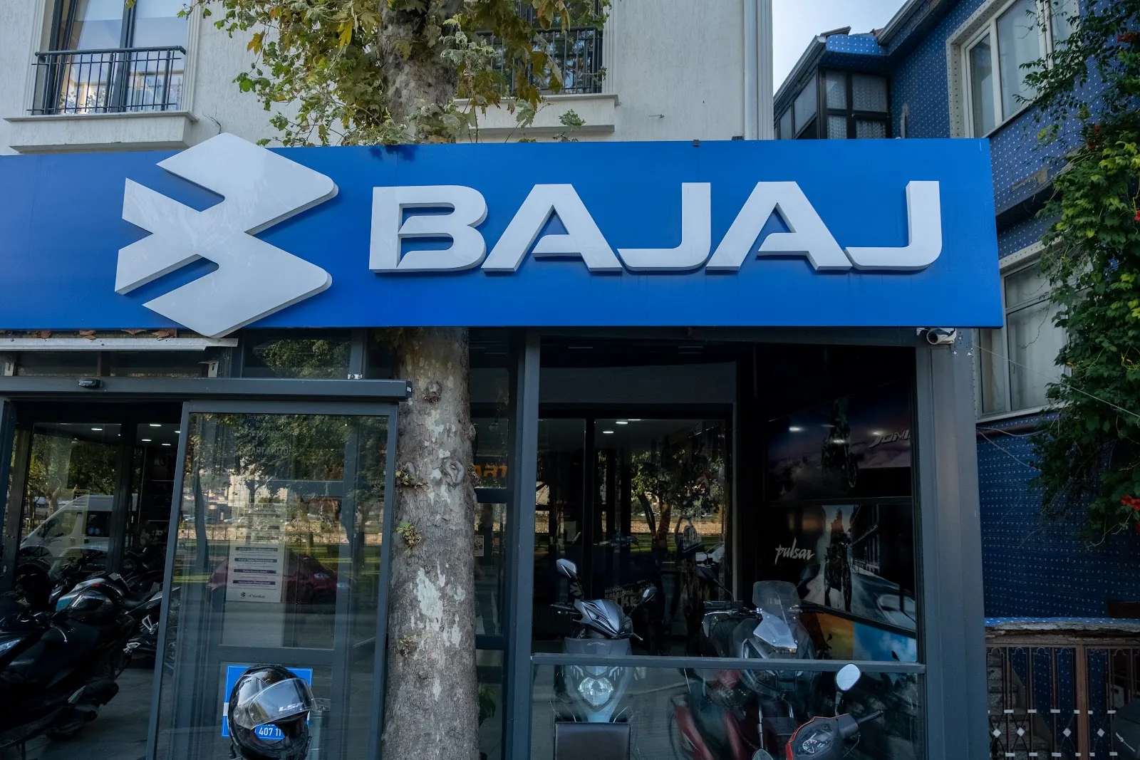Smart Moto Bajaj yetkili servisi girişinde bekleyen motosikletler